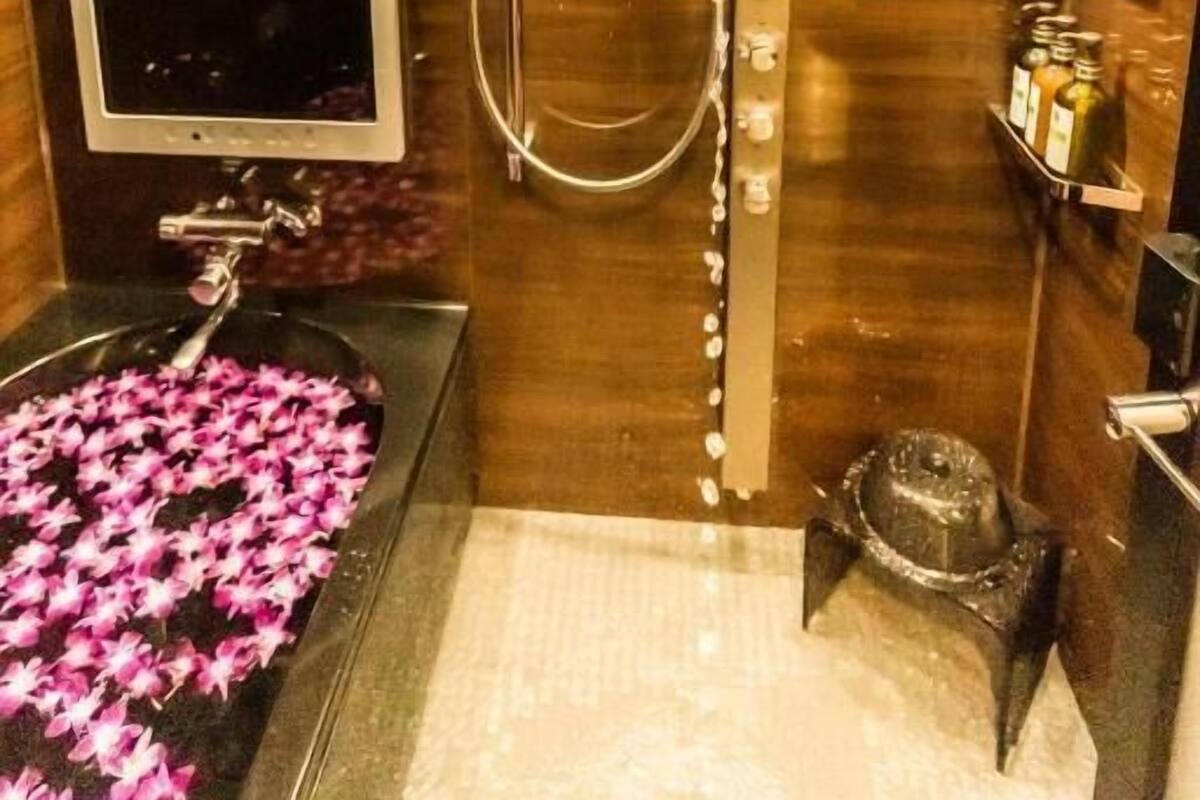 Double Room, Smoking | Bathroom | Free toiletries, hair dryer, slippers, towels