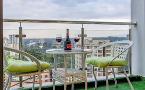 Outdoor dining - Neptune Residency View Palace Apartment (Nairobi)