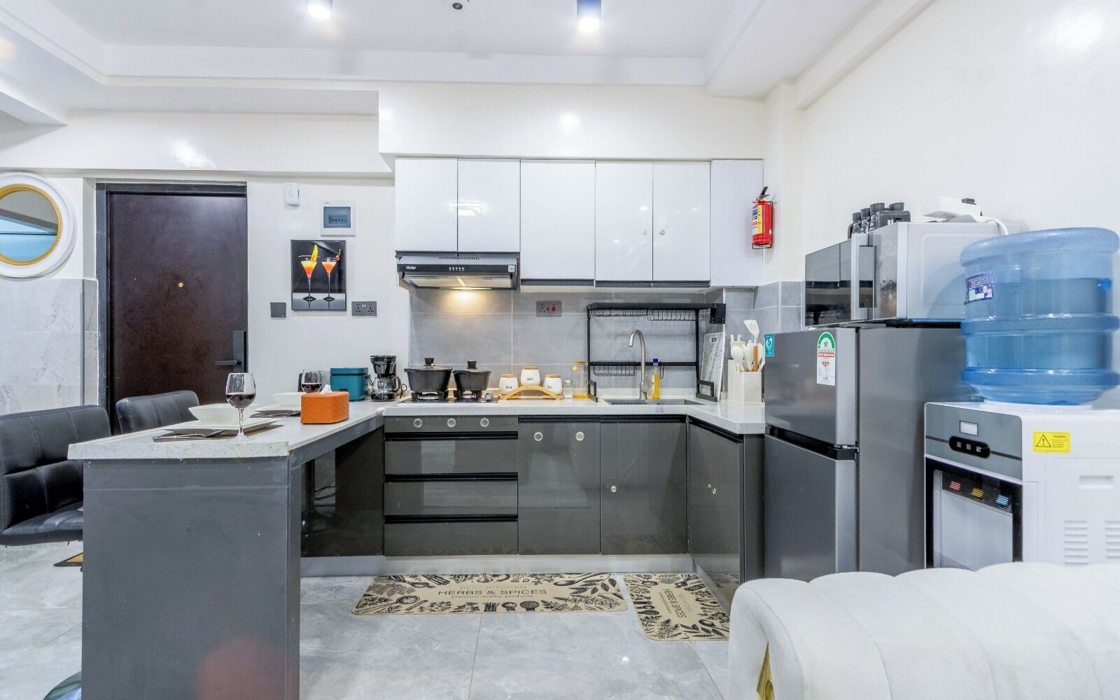 Full-size fridge, microwave, oven, stovetop