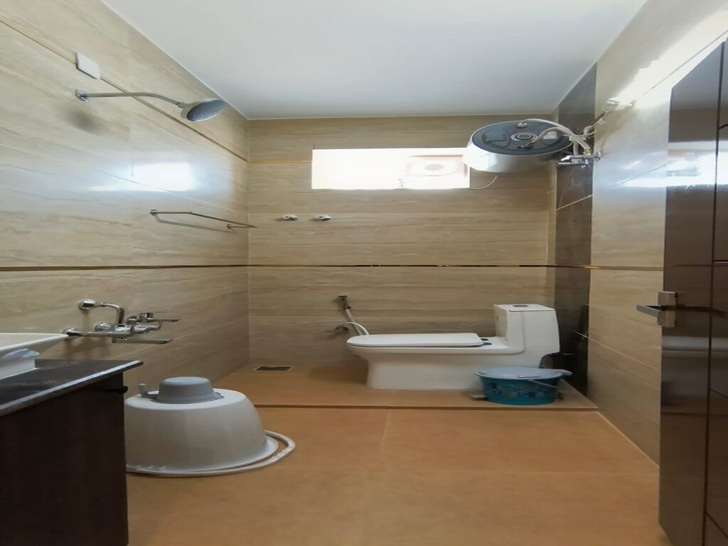 Un bany amb vàter, bidet i plat de dutxa.