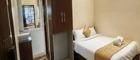 Standard Double Room | Desk, laptop workspace