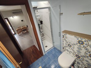 Shower, hair dryer, towels, soap - Cozy Apartment with Pool & Private Garden near Cagliari (La Maddalena)