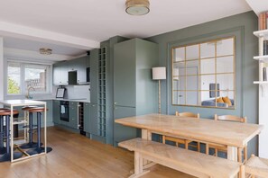 Wasserkocher mit Kaffee-/Teezubehör, Kühlschrank, Mikrowelle, Ofen