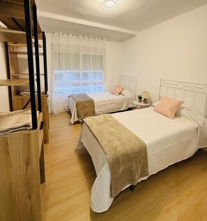 Een bureau, een strijkplank/strijkijzer, reisbedje, wifi