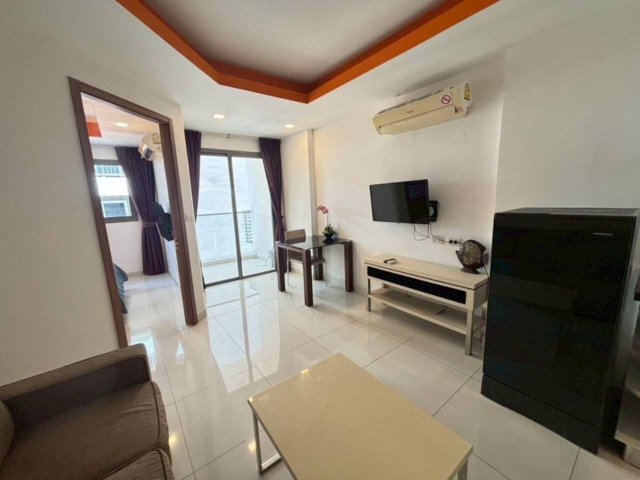 Condo, 1 habitación, baño privado | Área de sala de estar