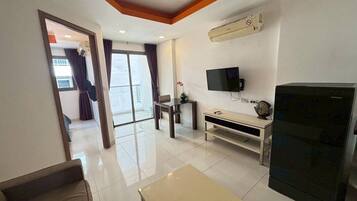 Condo, 1 habitación, baño privado | Área de sala de estar