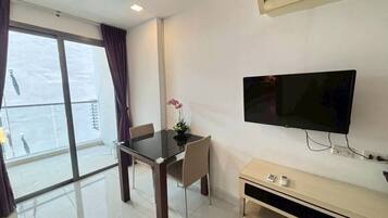 Condo, 1 Bedroom, Private Bathroom | Dining