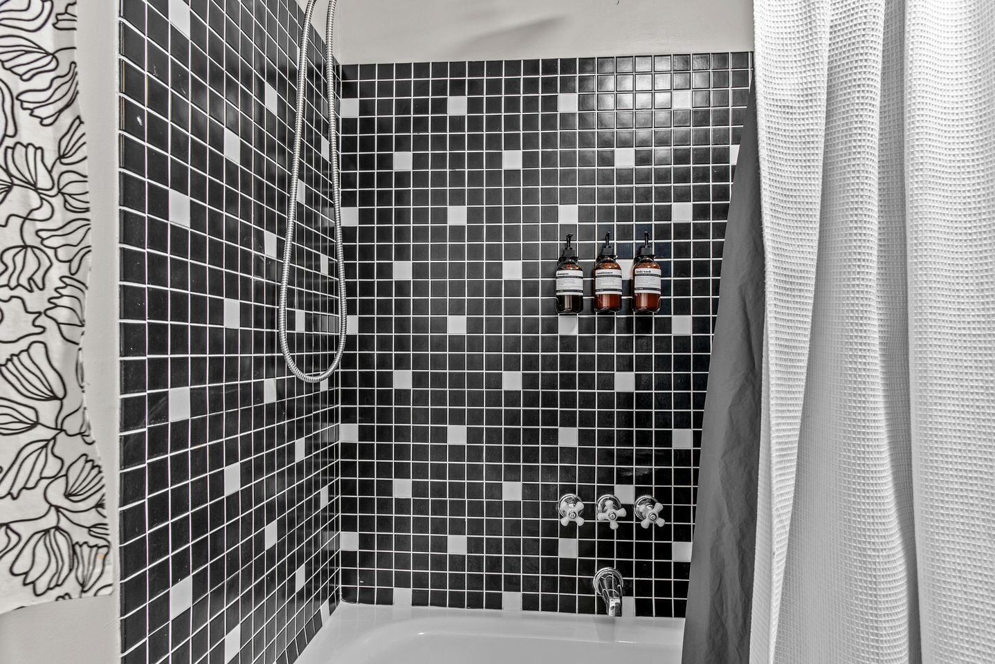 Baignoire à jets, sèche-cheveux, serviettes fournies, savon