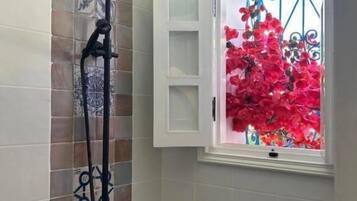 Comfort Triple Room, Balcony | Bathroom