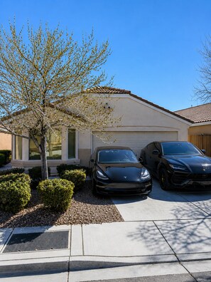Property grounds - Awesome 4-bedroom house with AC in vibrant Las Vegas (Las vegas)