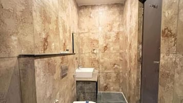 Douche, articles de toilette gratuits, savon, shampoing