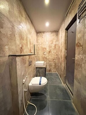 Shower, free toiletries, soap, shampoo - HOTEL RUBY PALACE (Tiruchirappalli)
