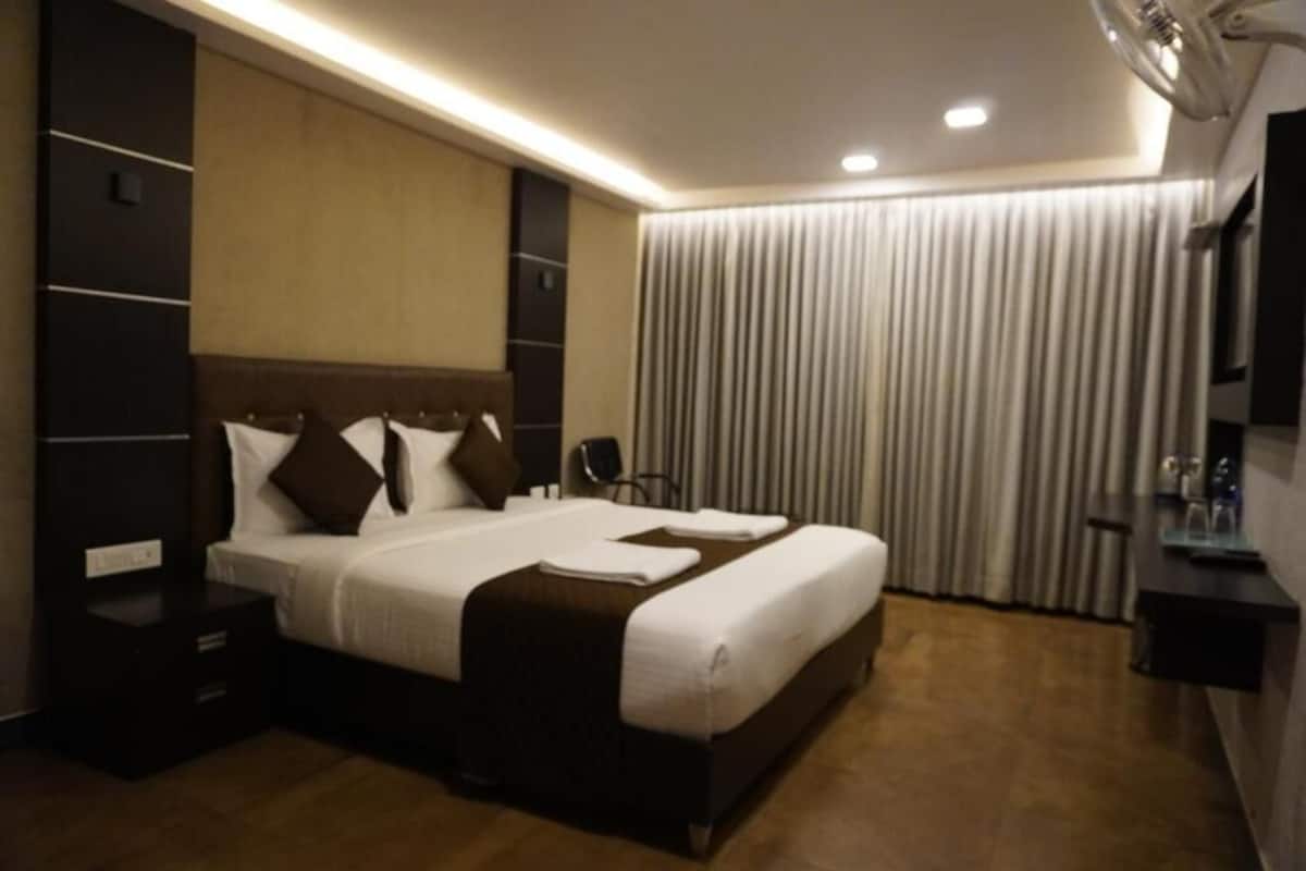 Deluxe Double Room | Iron/ironing board, WiFi (free)