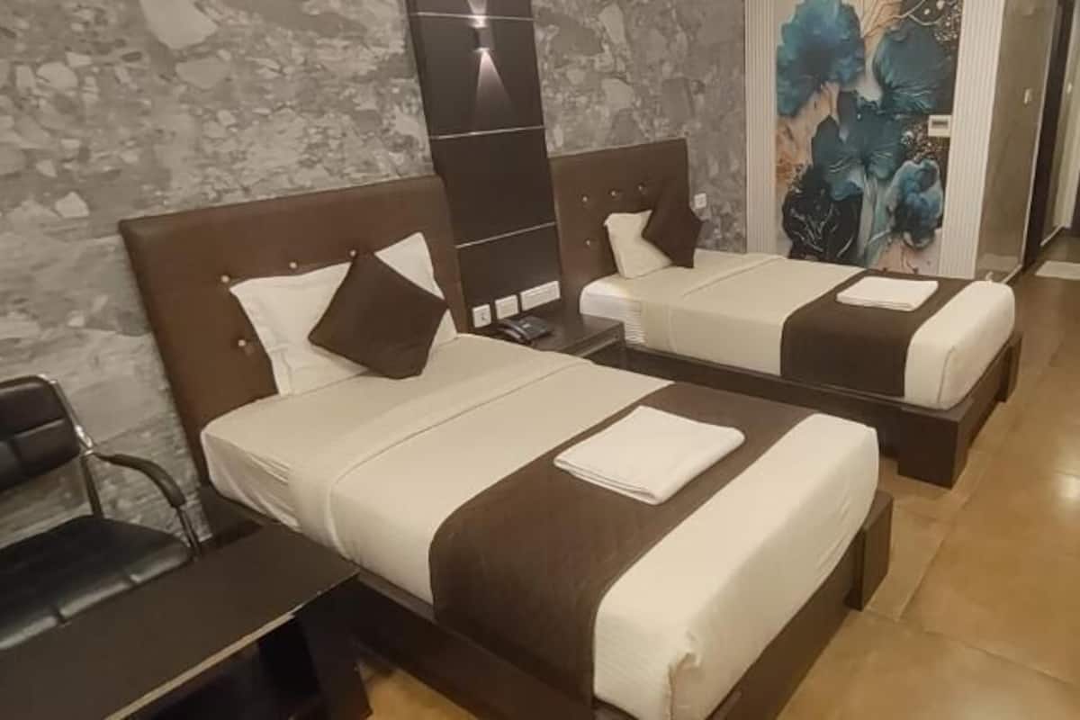 Deluxe Twin Room | Iron/ironing board, WiFi (free)