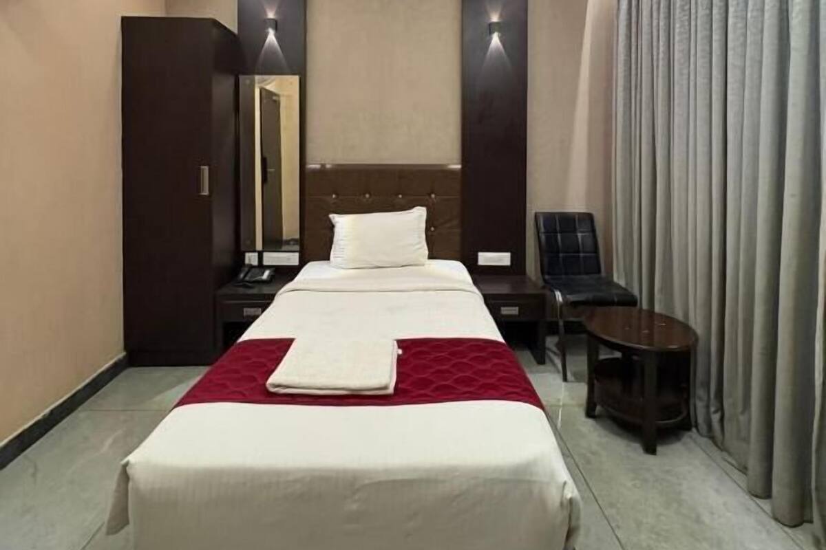 Standard Single Room | Iron/ironing board, WiFi (free)