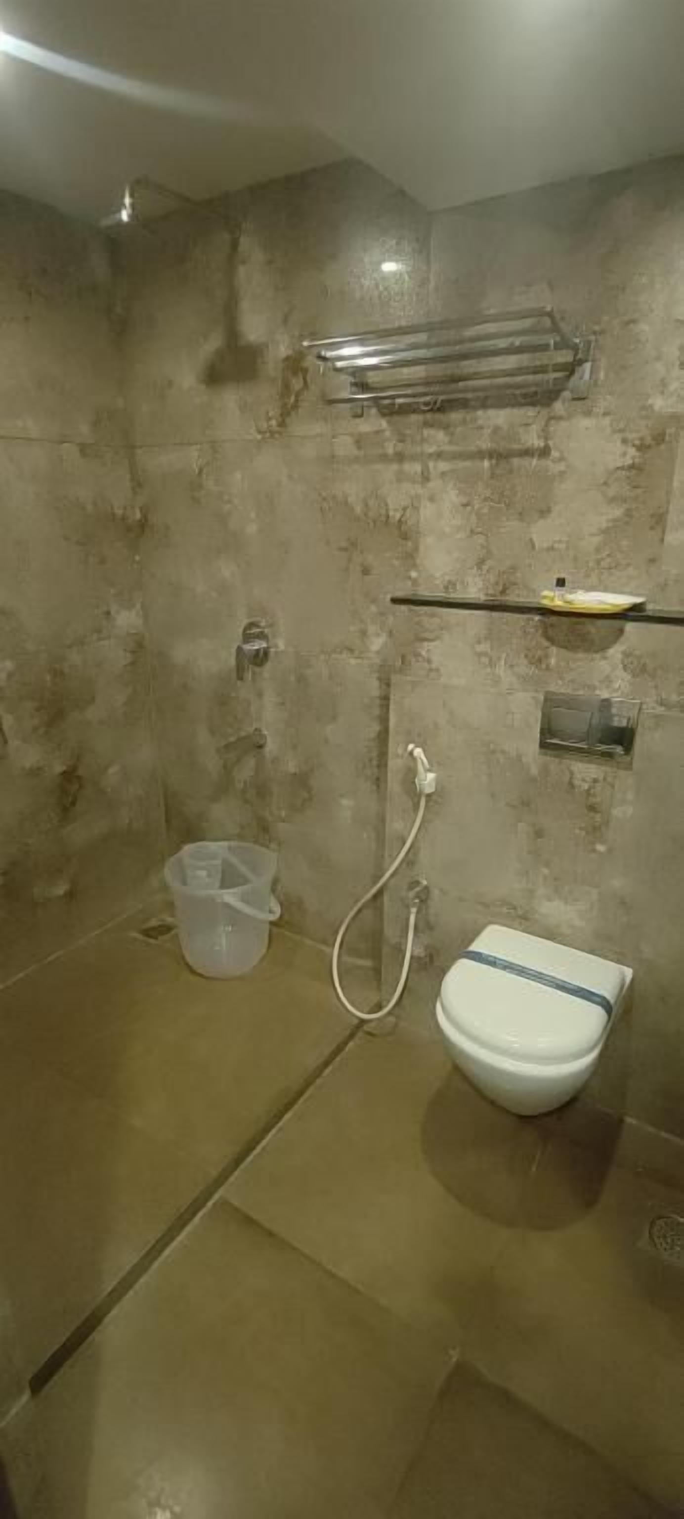 Deluxe Twin Room | Bathroom | Shower, free toiletries, soap, shampoo