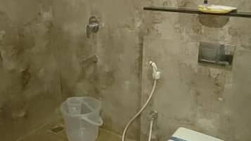 Deluxe Twin Room | Bathroom | Shower, free toiletries, soap, shampoo
