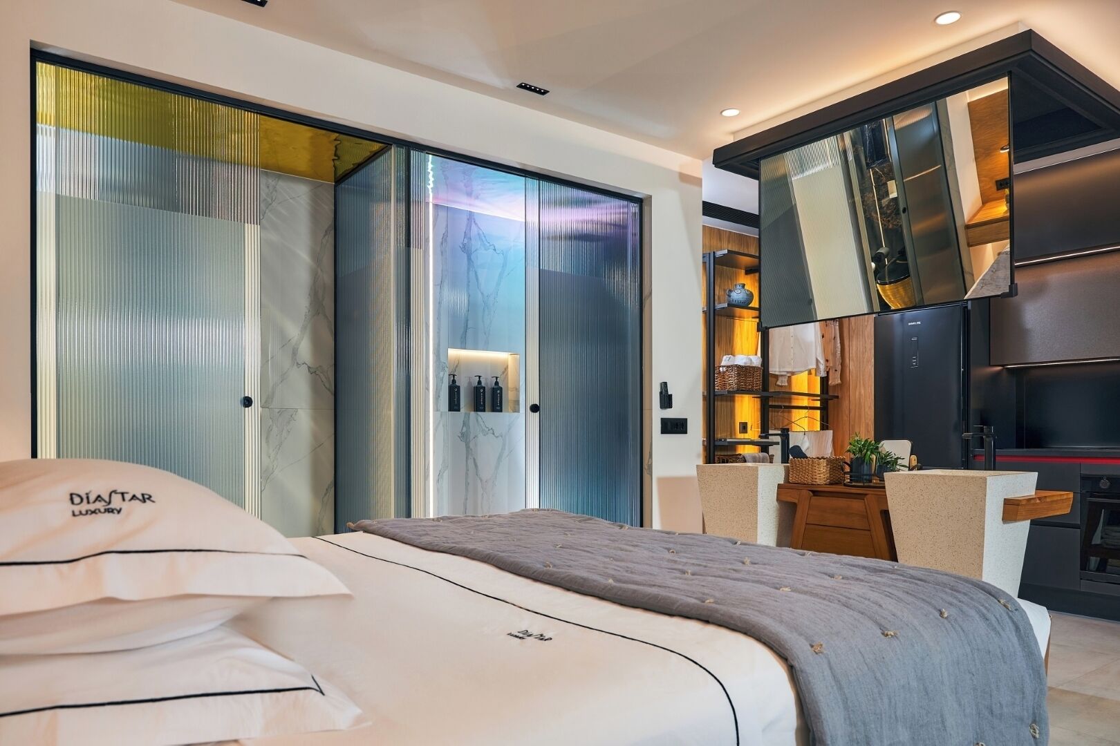 Une chambre moderne comprenant un lit, une armoire et un coin cuisine.