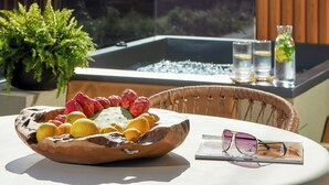 Ein Tisch mit Obstschale, Gläsern und einer Zeitschrift.