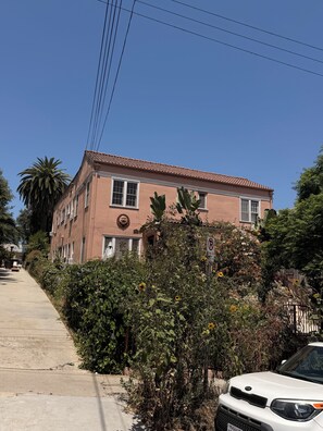 Exterior - Spacious Designer Apartment in the Heart of Silver Lake (Los Angeles)