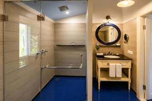 Superior tweepersoonskamer, balkon, uitzicht op tuin | Badkamer