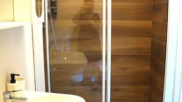 Apartemen, pemandangan halaman | Kamar mandi