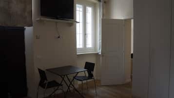 Comfort Apartment, Courtyard View | Dining