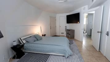 2 bedrooms, desk, WiFi, bed sheets