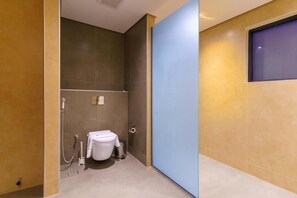 Camera Superior con 2 letti singoli, vista città | Bagno | Combinazione doccia/vasca, asciugacapelli, pantofole, asciugamani