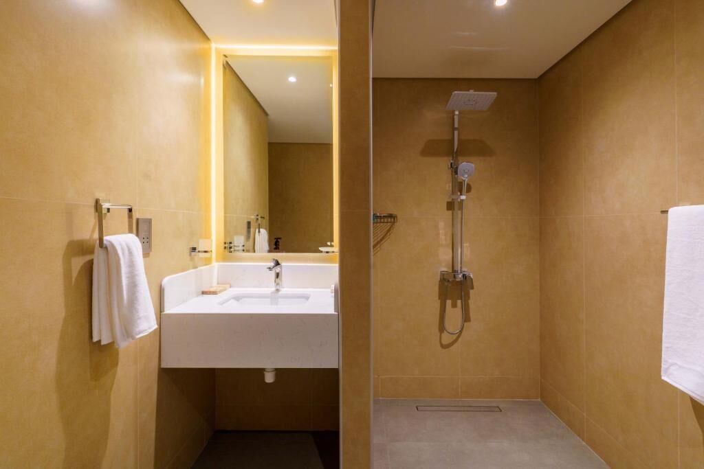 Combined shower/bathtub, hair dryer, slippers, towels