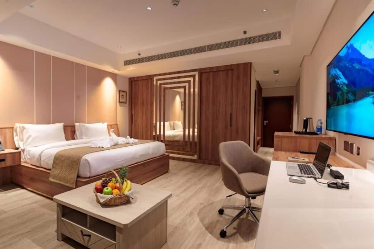 Deluxe Double Room, City View | In-room safe, desk, iron/ironing board (on request), WiFi (free)