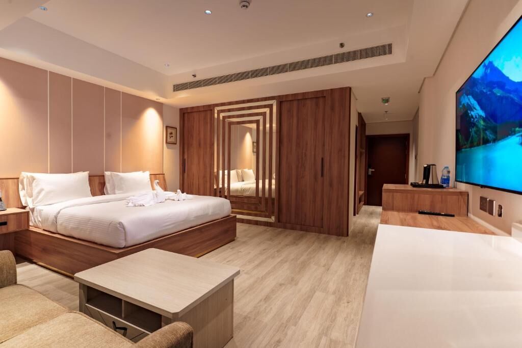 Chambre Deluxe double, vue sur la ville | Coffre-fort, bureau, fer et planche à repasser, accès au Wi-Fi (inclus)