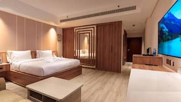 Chambre Deluxe double, vue sur la ville | Coffre-fort, bureau, fer et planche à repasser, accès au Wi-Fi (inclus)