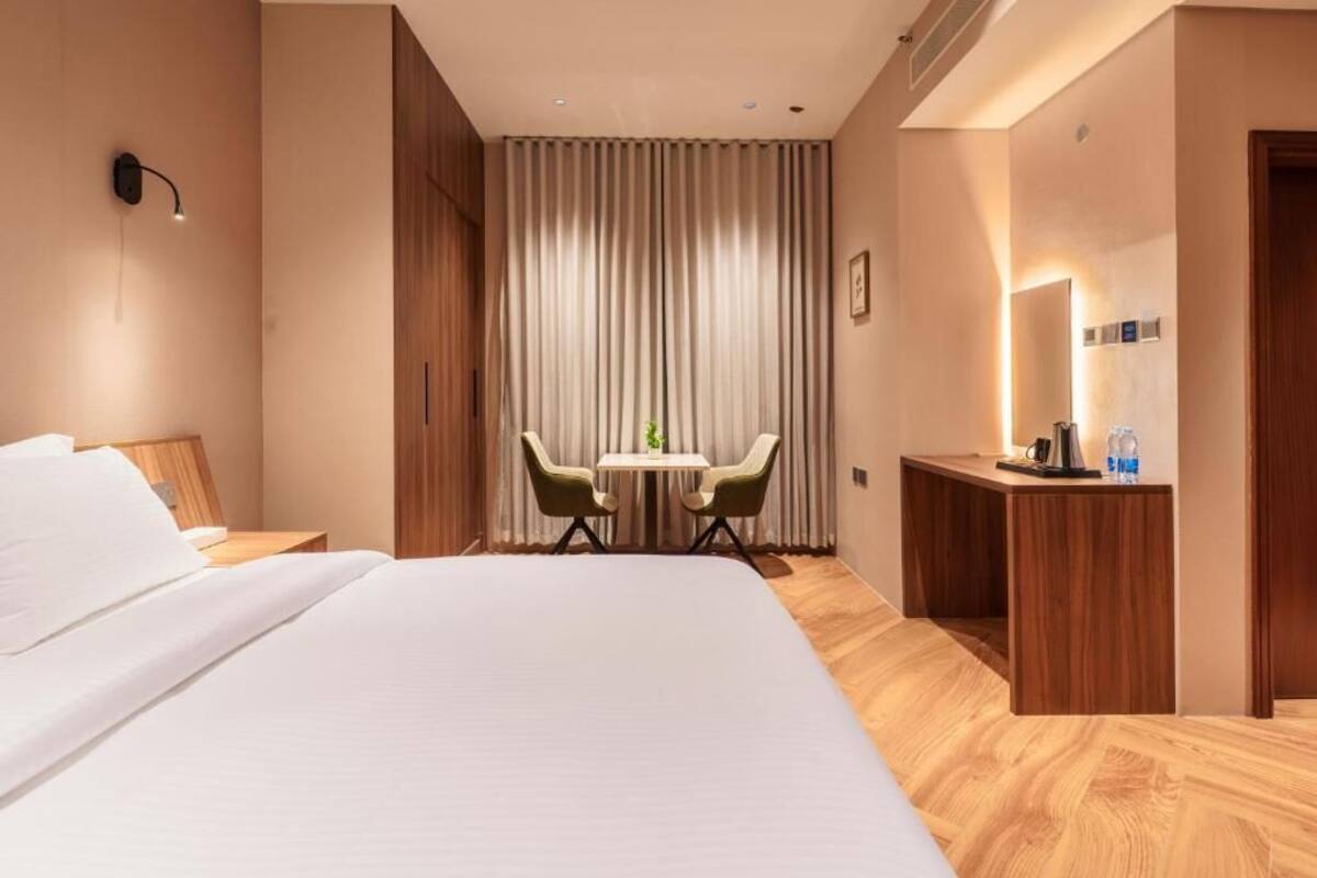 Standard Double Room | In-room safe, desk, iron/ironing board (on request), WiFi (free)