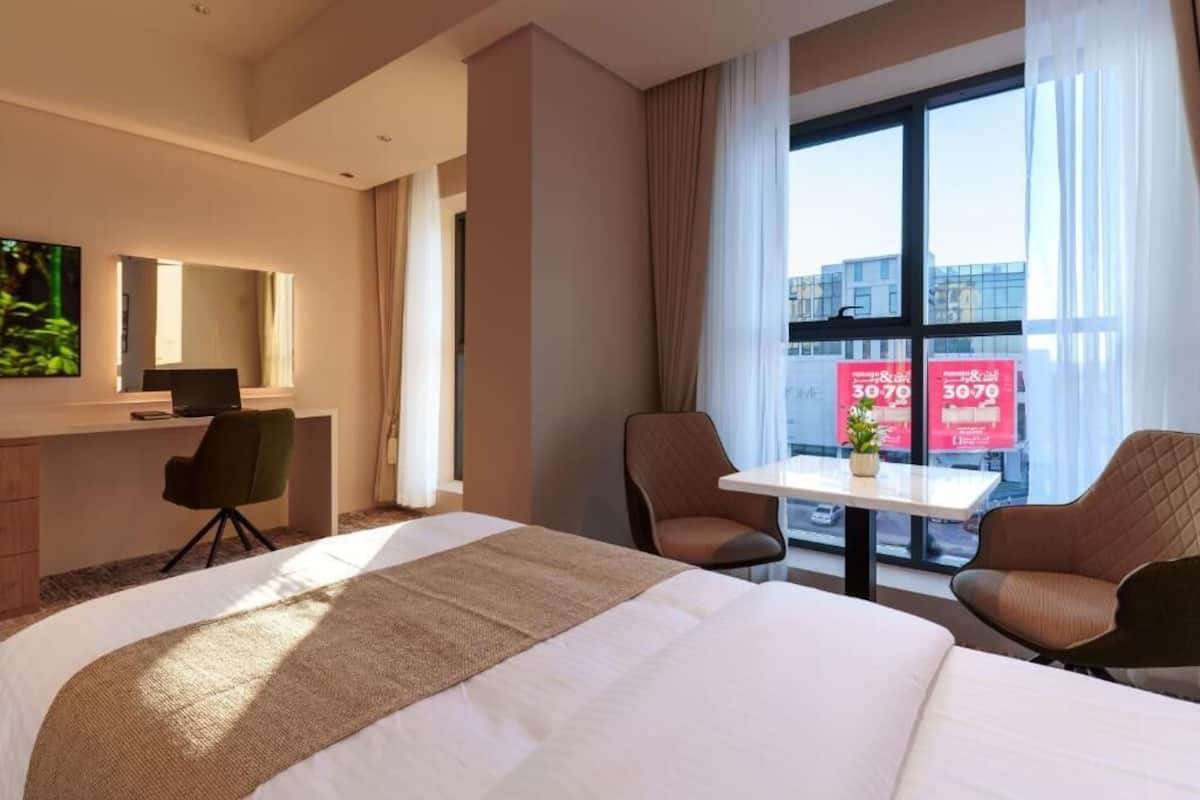 Superior Twin Room, City View | In-room safe, desk, iron/ironing board (on request), WiFi (free)