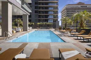Una piscina al aire libre, una piscina climatizada