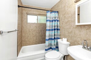 Bañera de hidromasaje, toallas, jabón y champú