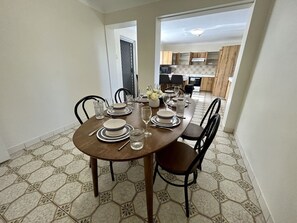 Dining - Great Value Stay in Robertson | 5 mins to Shops (Robertson)
