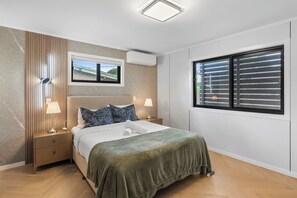 6 bedrooms, desk, iron/ironing board, travel cot - Affordable Family Retreat | Pool & Prime Location (MacGregor)