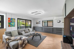 TV - Affordable Family Retreat | Pool & Prime Location (MacGregor)