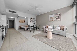 TV - Stylish Fortitude Valley Apt |City Views + Parking (Fortitude Valley)