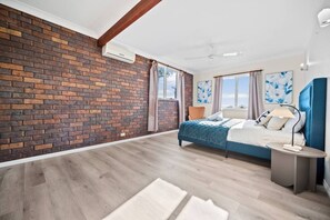 Schreibtisch, Bügeleisen/Bügelbrett, Reisekinderbett, WLAN