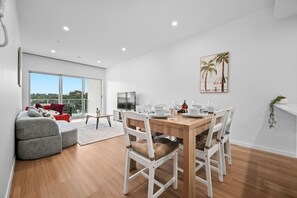 Dining - Across from Train &Bus Station | Pool & Gym & View (Mitchelton)