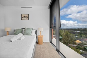 Room - Sky-High Retreat view& Shopping at Your Doorstep (Indooroopilly)
