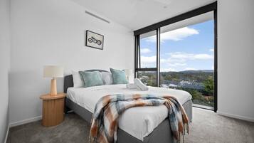 Desk, iron/ironing board, WiFi, bed sheets