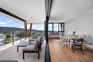 Outdoor dining - Sky-High Retreat view& Shopping at Your Doorstep (Indooroopilly)