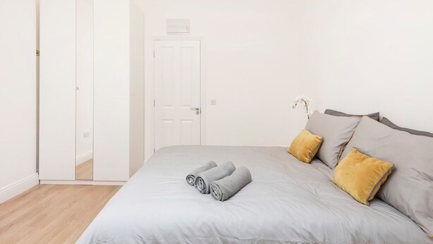 Una camera da letto con un letto, un armadio e una porta.