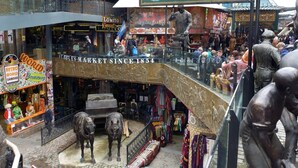 A bustling indoor market with a prominent sign for 'Stables Market Since 1854'. - Spacious Studio Flat - Camden Kings Cross Zone 1 (London)