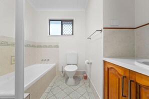 Bathroom - Value Family-Friendly Stay | Near Shops & Dining (Sunnybank Hills)
