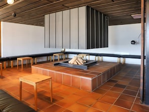 Ein modernes Interieur mit Kamin, Sitzecke und großem Fenster.